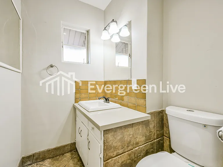 442 W Detroit St — Photo 14