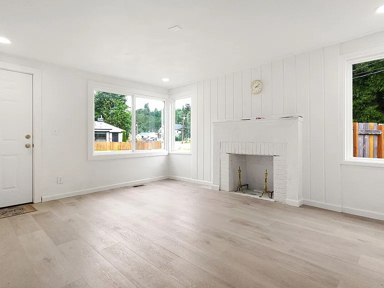 3330 SE 6th St — Photo 4