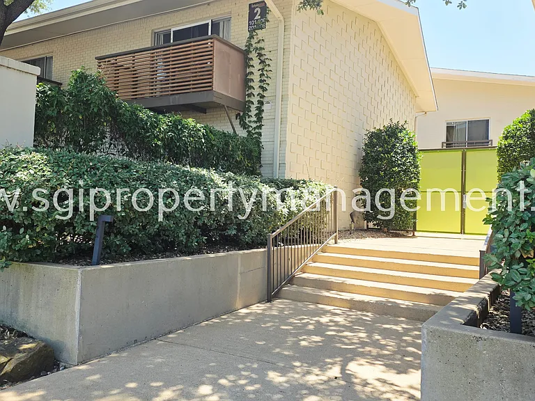 4616 W Lovers Ln — Photo 21
