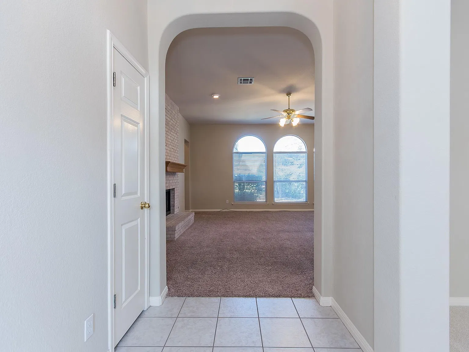 4 bed, 2.0 bath, 2367 sqft, $2,425 — Photo 4