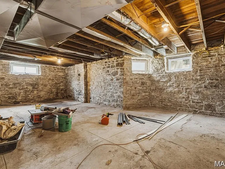 221 N Jackson St — Photo 21