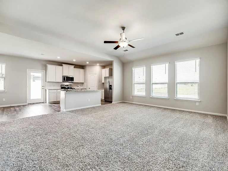 905 Calhoun Dr — Photo 2
