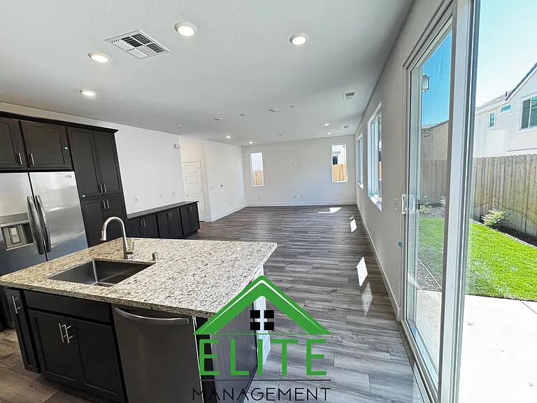 3485 Hampton Dr — Photo 5