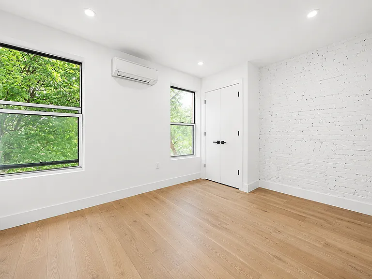 138 Noble St #G — Photo 4