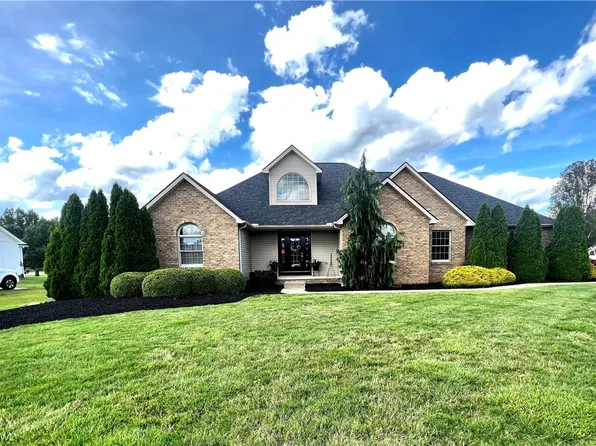401 Oak Hollow Dr NW, Warren, OH 44481