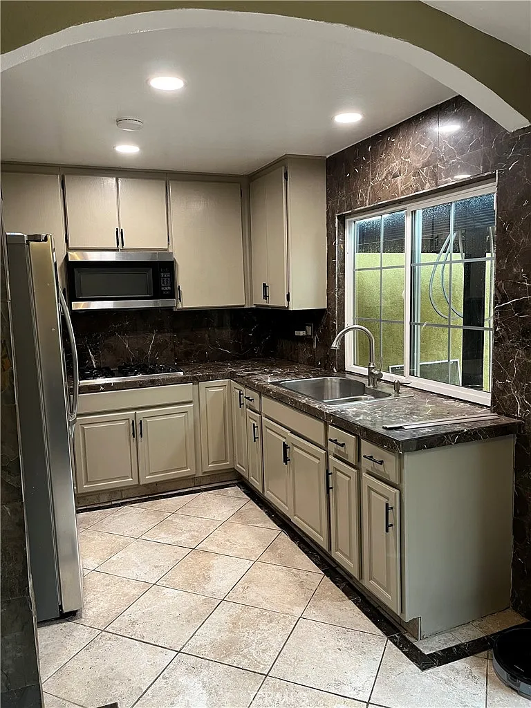 5 bed, 1330 sqft, $5,000 — Photo 2