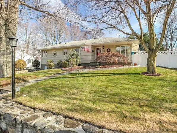 16 Tamarack Dr, Cortlandt Manor, NY 10567