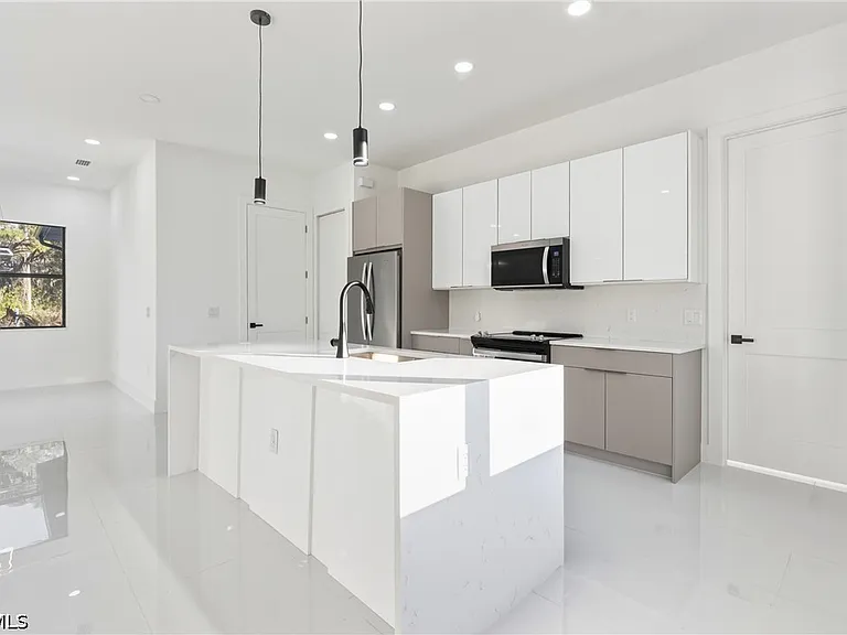 566 Eisenhower Blvd — Photo 11