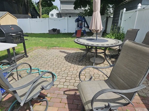 15 Evans Rd, Peabody, MA 01960