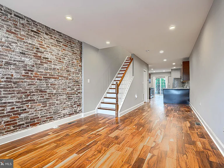 1620 E Clement St — Photo 4