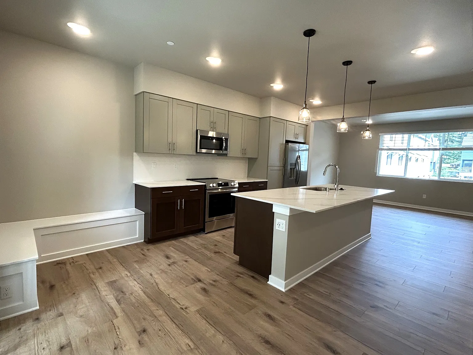 3 bed, 3.5 bath, 1626 sqft, $3,000 — Photo 2