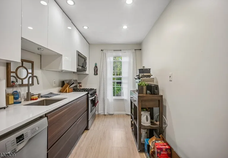 390 Morris Ave #8 — Photo 6