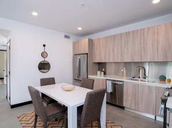 Village House Valley Village, 11445 Riverside Dr #208, North Hollywood, CA 91602