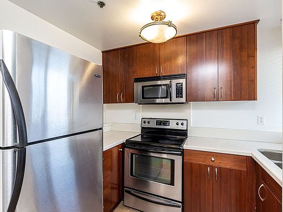 3rd image of 2828 University Ave Unit 404