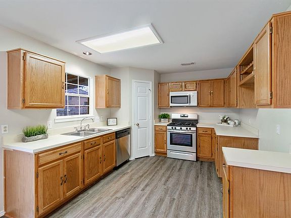 3rd image of 1212 Calvert Dr