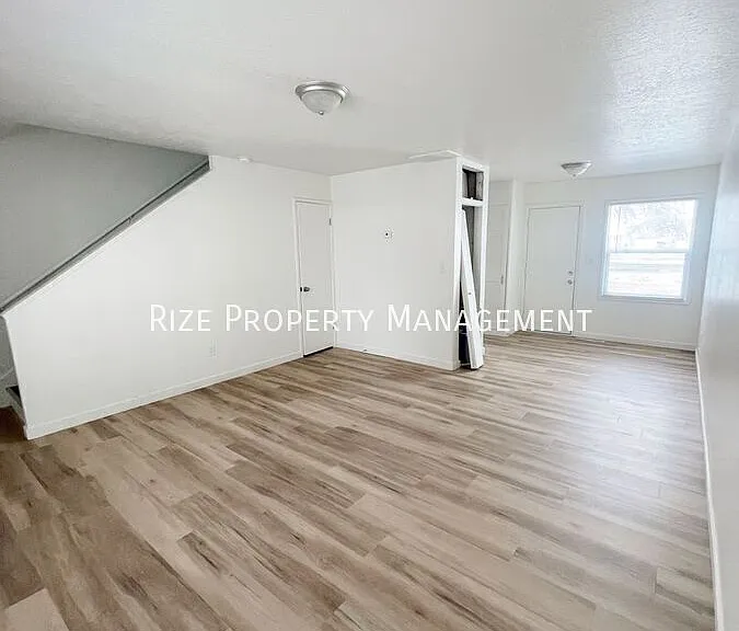 1054 W Goodyear Ave #B — Photo 6