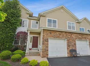 16 Paine Way, Somerset, NJ 08873