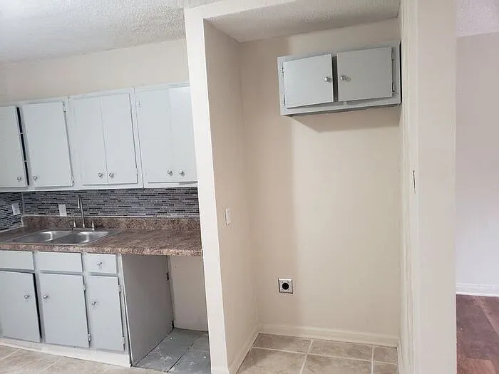 2066 Farrington St — Photo 8