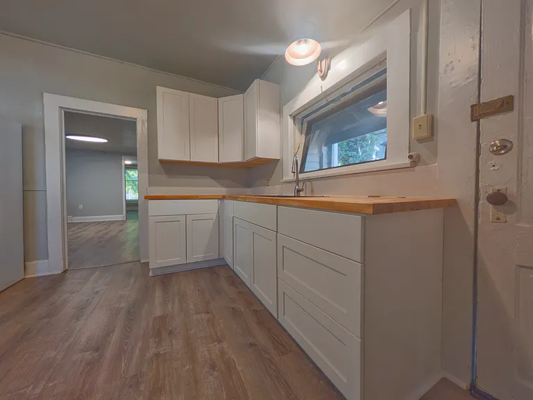 433 SW 5th St — Photo 2