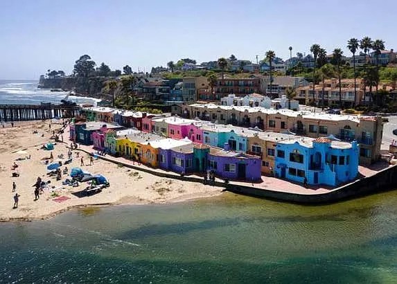 Capitola Venetian Apartments — Photo 11