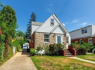 14 Maple Dr W, New Hyde Park, NY 11040