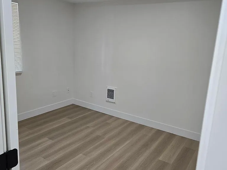 1723 & 1727 E Park Ave NE — Photo 12