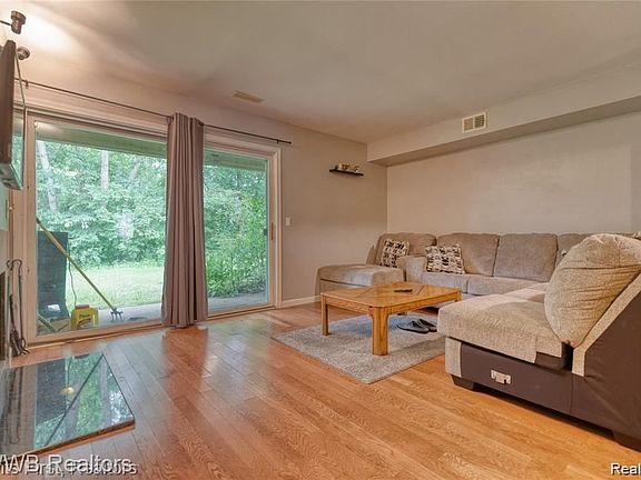 5th image of 2803 Davison Ave