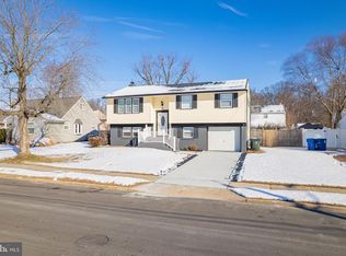 33 Sycamore Dr, Burlington, NJ 08016