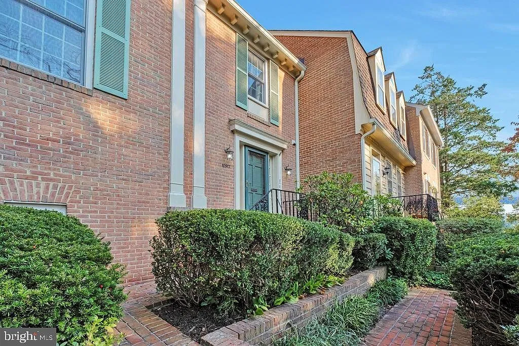 3 bed, 3.5 bath, 2562 sqft, $3,450 — Photo 2