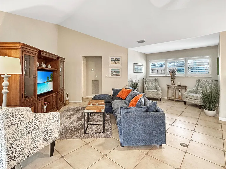 1127 E Seminole Ave #8A — Photo 13