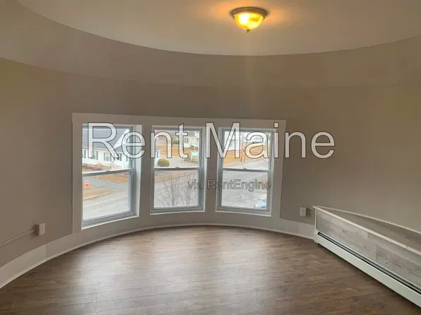 372 Hammond St APT 4, Bangor, ME 04401