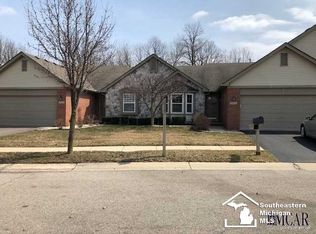 25471 Tara Ln, Flat Rock, MI 48134