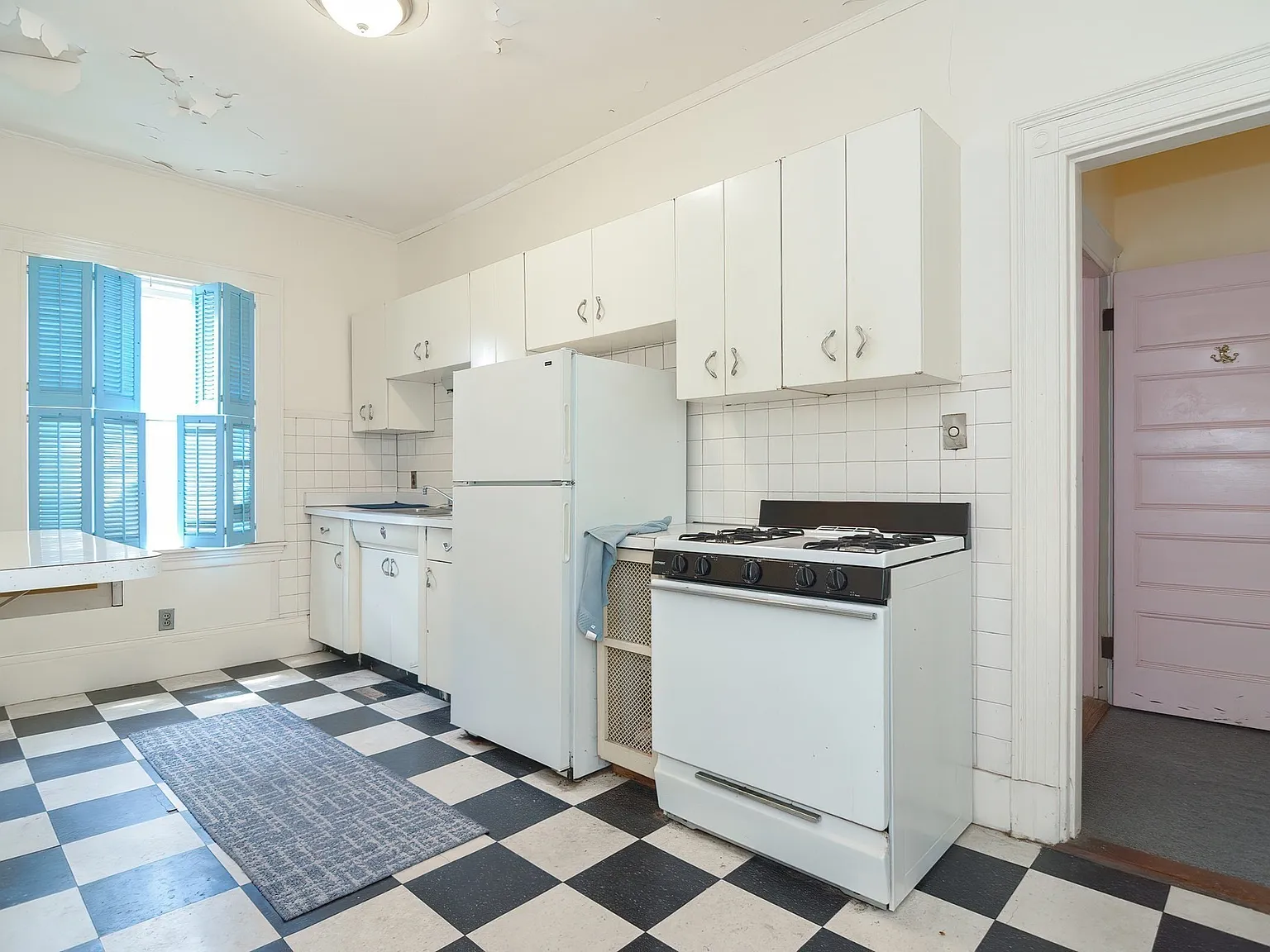 923 Beacon St — Photo 3
