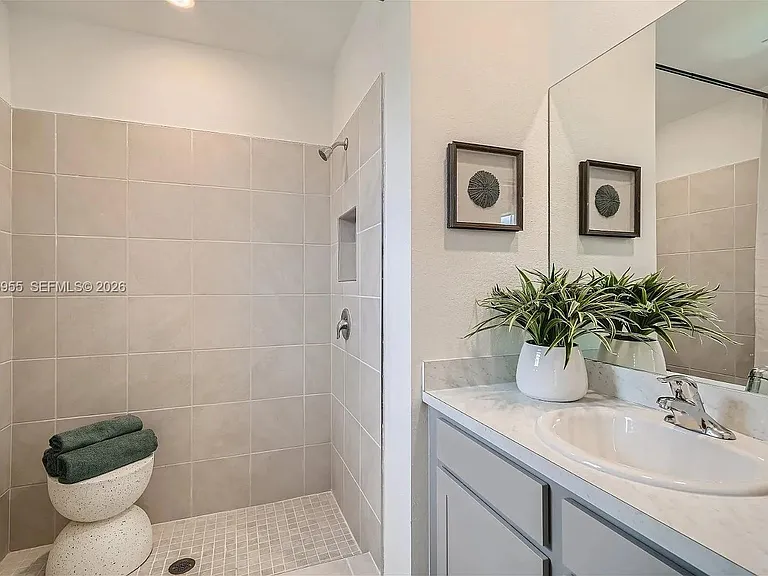 450 NE 12th St — Photo 10