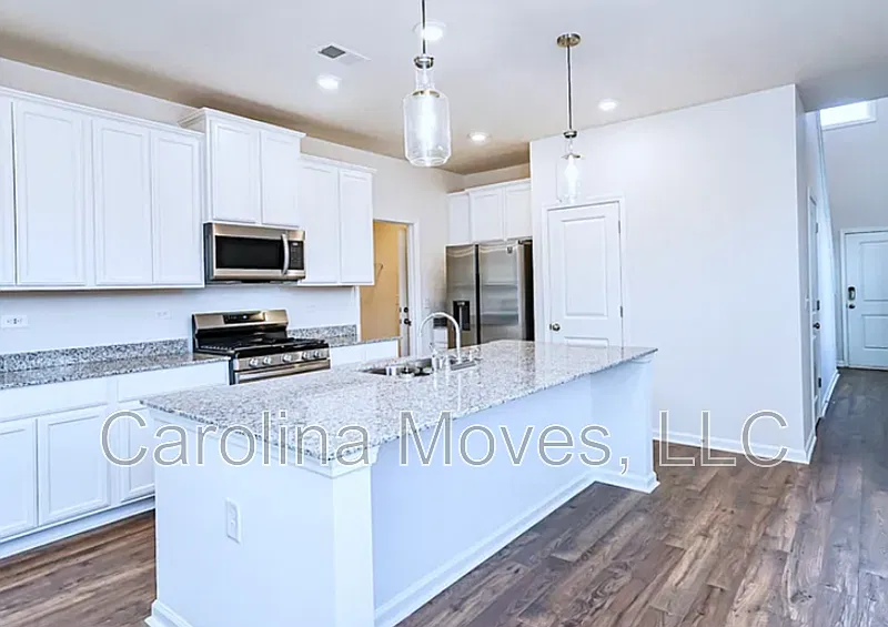 4 bed, 2.5 bath, 2046 sqft, $1,750 — Photo 4