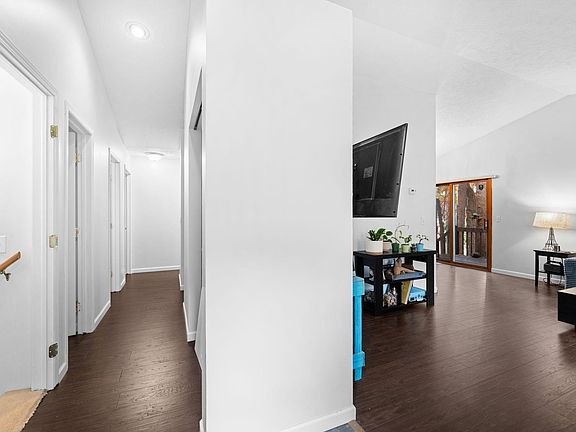 5th image of 3437 Holiday Rd