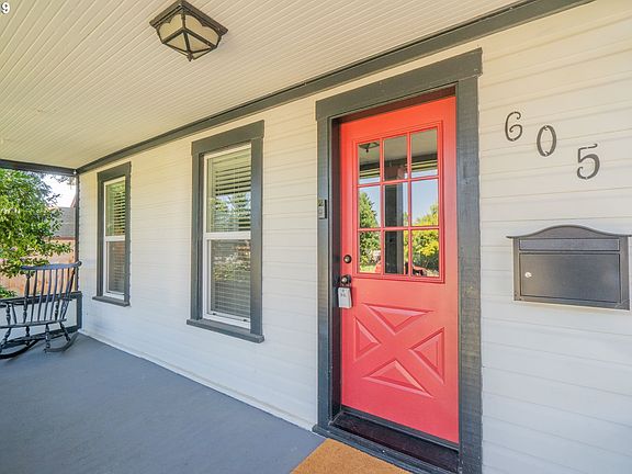 3rd image of 605 W McLoughlin Blvd