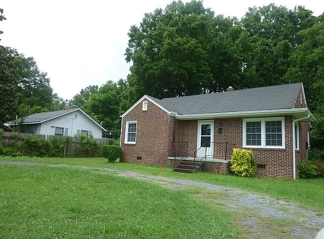 712 Finley Rd — Photo 1