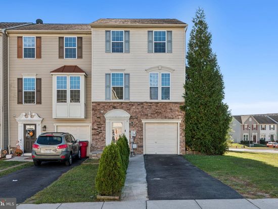 18 Gauley River Path, Falling Waters, WV 25419