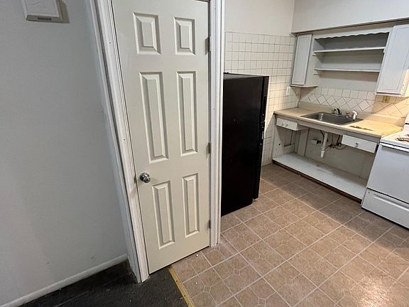 4th image of 618 W 5th St #A