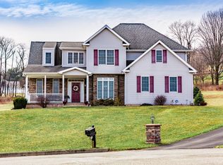26 Royal Crest Dr, Sugarloaf, PA 18249