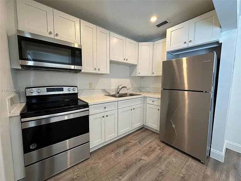 1737 Liberty St #10 — Photo 5