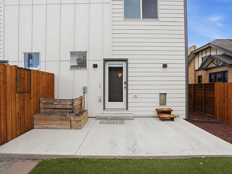 1518 N Newton St — Photo 39