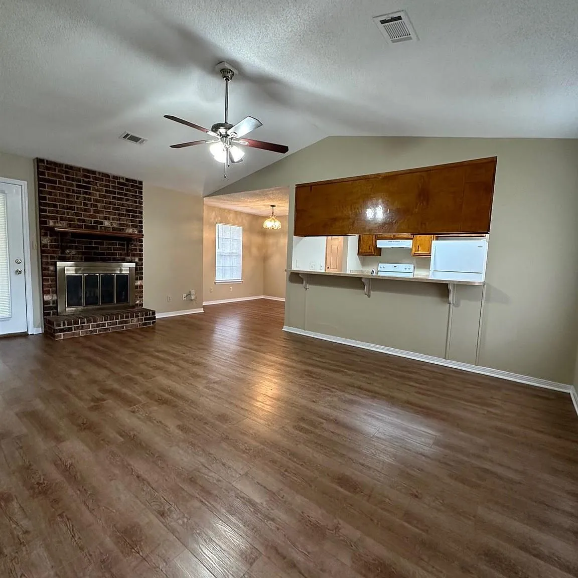 3 bed, 2.0 bath, 1225 sqft, $1,700 — Photo 3