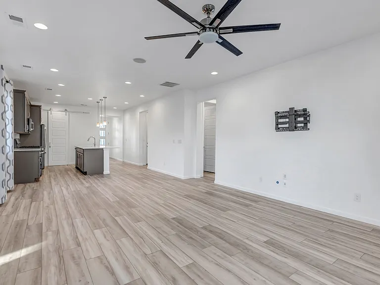 4007 Castle Vista Ln — Photo 18