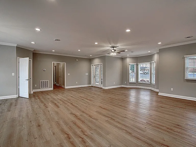 209 University Pkwy #10 — Photo 10