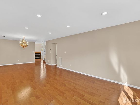 5th image of 36 Windsong Cir