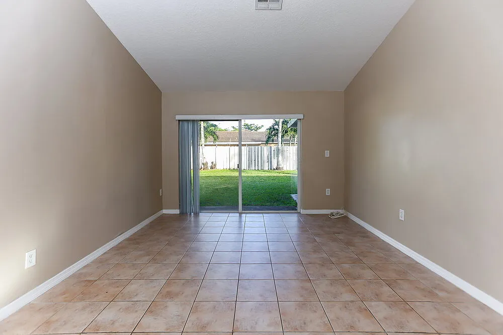 3 bed, 2.0 bath, 1799 sqft, $2,755 — Photo 2