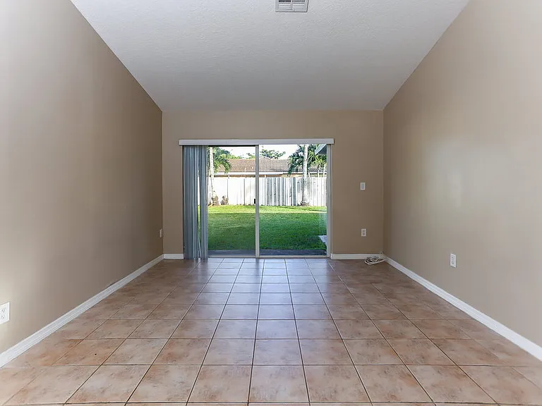 18081 SW 152nd Ct — Photo 2