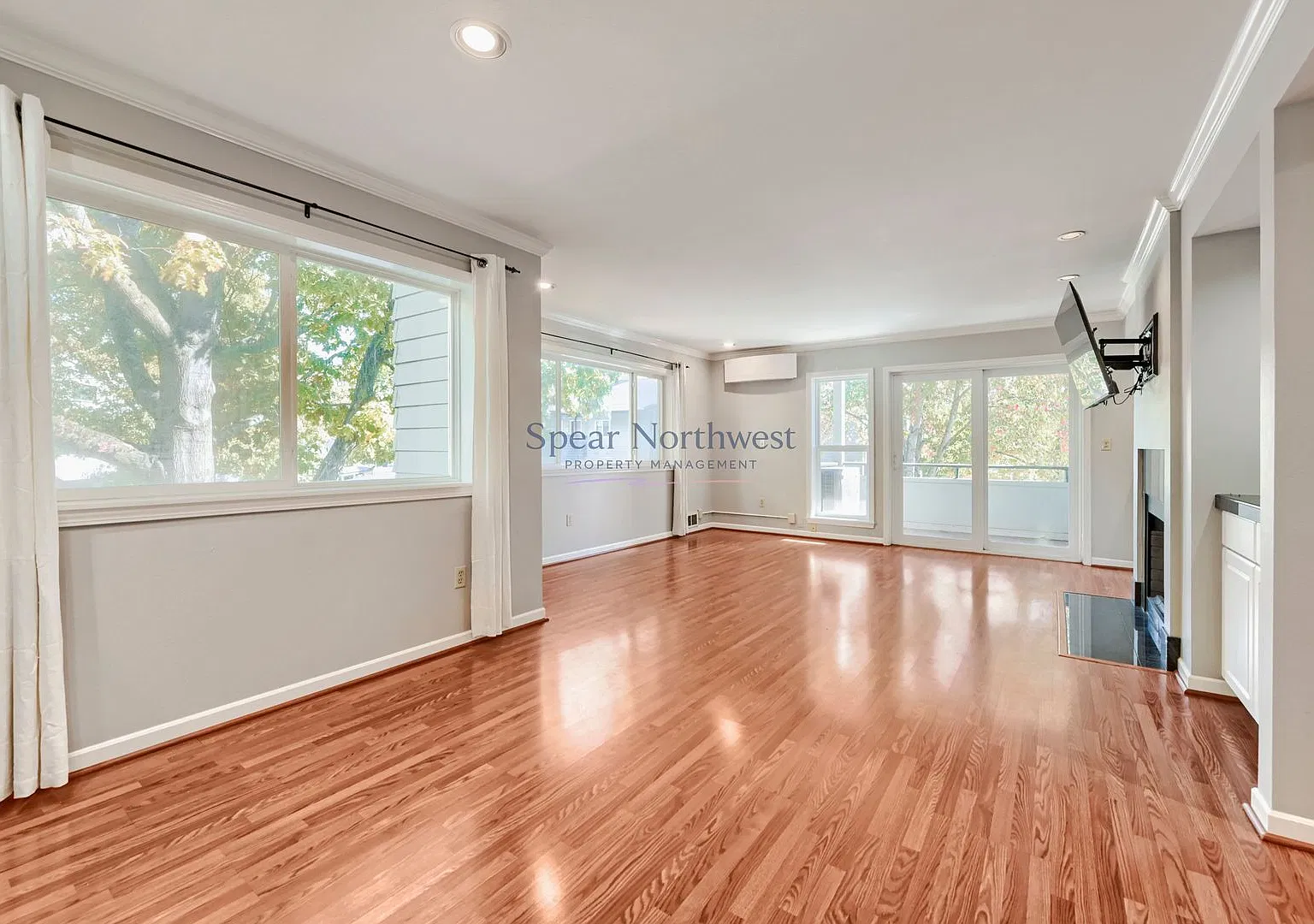 River-View 2BD/2BA End-Unit Condo at Heron Pointe Steps to the Willamette Greenway — Photo 3